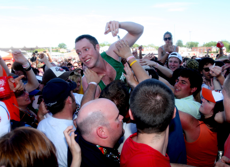 Illustration for article titled Preakness Infield Exposé: I See The Blush Upon Thy Ass Cheeks, Maryland!